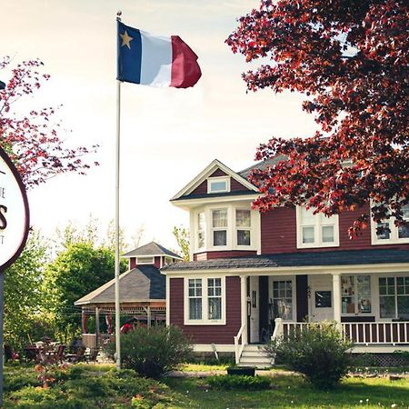 Complexe D'Hebergement La Maison Touristique Dugas Caraquet Exterior photo