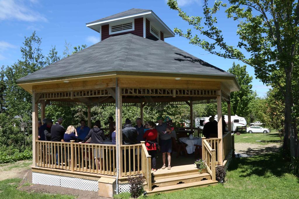 Complexe D'Hebergement La Maison Touristique Dugas Caraquet Exterior photo