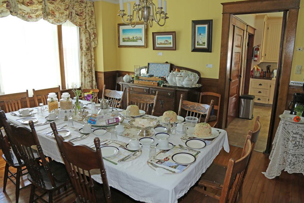 Complexe D'Hebergement La Maison Touristique Dugas Caraquet Exterior photo